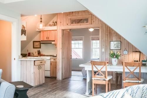 Historic Harrington House Apartment
