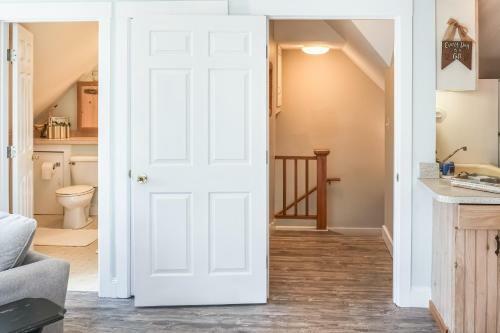 Historic Harrington House Apartment
