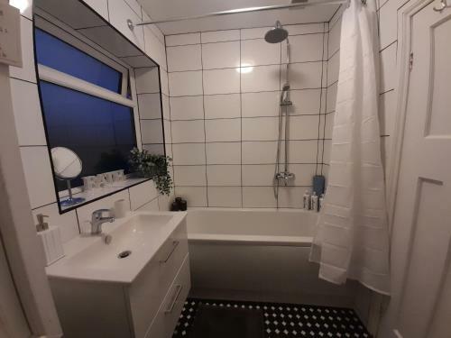 Cosy 4 Bed House 15 Min To Manchester Centre