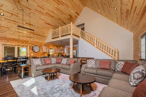Cj's Mountain Lodge