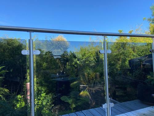 Villa Wow! Jungle Cabin Hottub, 4 Poster Bed, Nr Coast