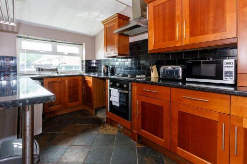 Cosy 3 Bds House W Free Parking, Middleton