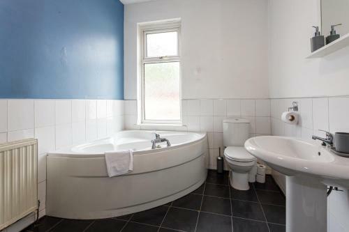 Cosy 3 Bds House W Free Parking, Middleton