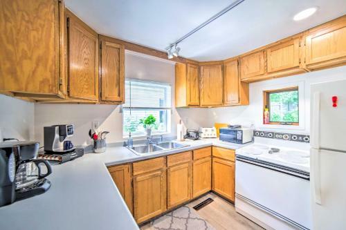 Cozy Ishpeming Cottage With Lake And Park Views!