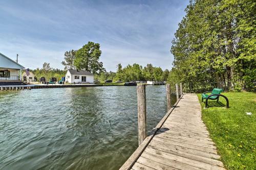 Bright Home With Outdoor Space, Steps To River