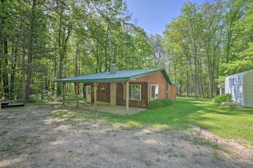 Rustic Wooded Retreat Fire Pit, Near Trails!