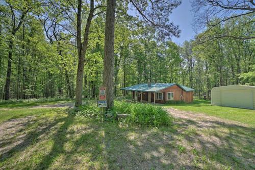 Rustic Wooded Retreat Fire Pit, Near Trails!