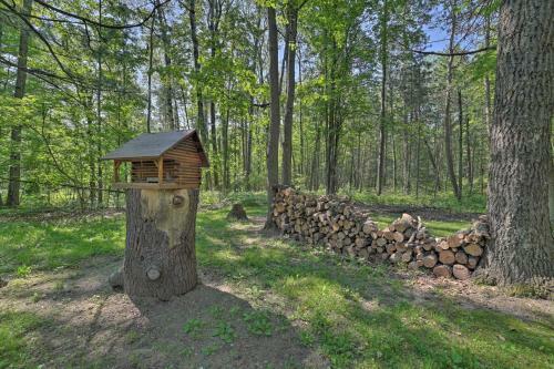 Rustic Wooded Retreat Fire Pit, Near Trails!