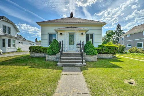 Bright Ludington Home 3 Blocks To The Beach!