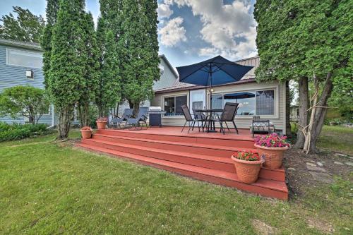 All-season Lakefront Home With Deck And Boat Dock