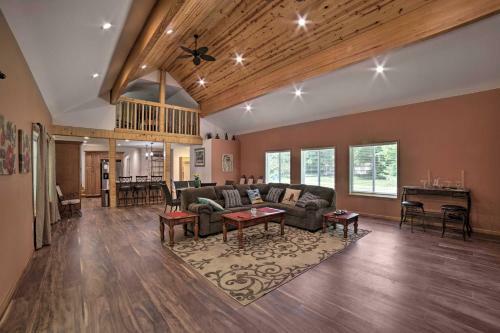 Spacious House On Half Acre Less Than 3 Mi To Beach!