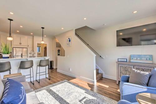 Bright Traverse City Townhome Walk To Beach!
