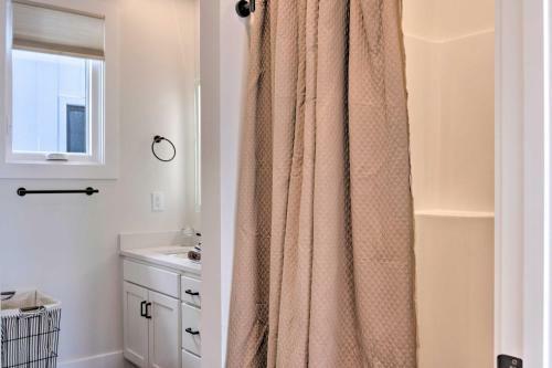 Bright Traverse City Townhome Walk To Beach!