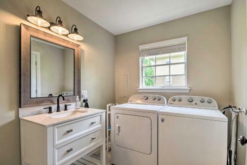 Stunning Townhome About 5 Mi To Dtwn Columbia!