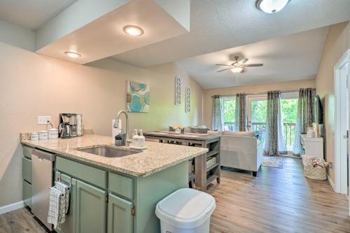 Apartamento Reeds Spring Condo With Balcony And Pool Access!