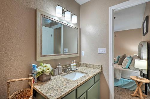 Apartamento Reeds Spring Condo With Balcony And Pool Access!