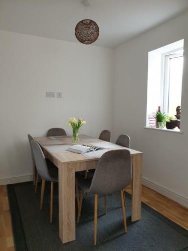Cheerful 1 Private Room-ensuite With Free Parking