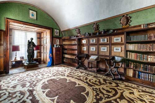 Castello Di Compiano Hotel Relais Museum