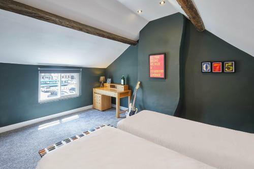 Host & Stay - 2 College Square