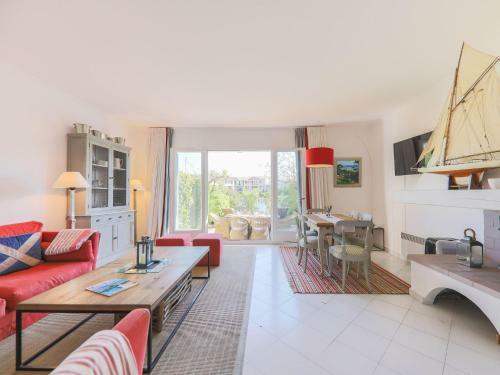Pleasant Holiday Home In Port Grimaud With Patio