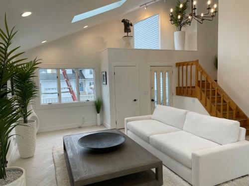 Waterfront Home In Brick With Swimming Pool Access