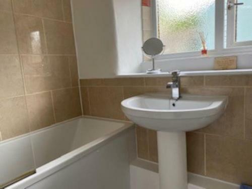 Chimney Pots - Log Burner/gas, Central Village, Walks, Pubs, Views