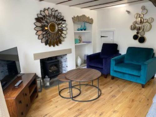 Chimney Pots - Log Burner/gas, Central Village, Walks, Pubs, Views