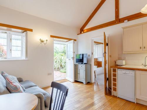 Light And Airy Studio-style Cottage - The Copper House