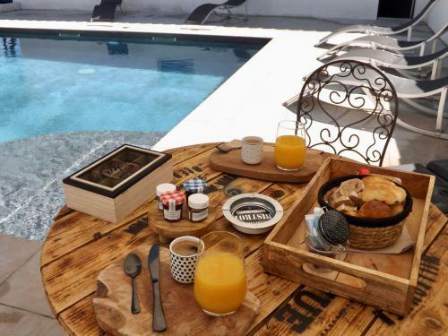 Hostal La Suite C�t� Pool-house Piscine & Jacuzzi Privatifs
