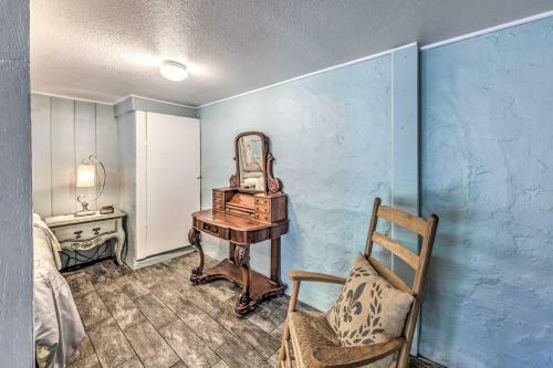 Quaint Riverfront Cabin Walk To Midtown!
