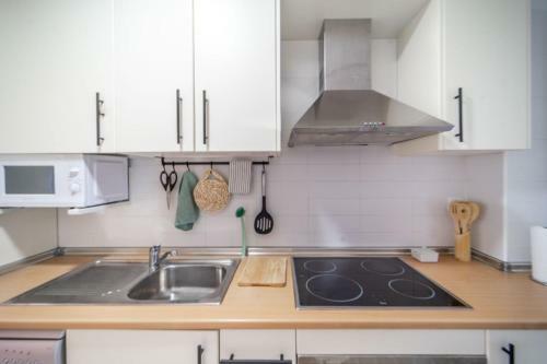 Modern Bright Two Bedroom Apartment With Pool Views - Co1022lt