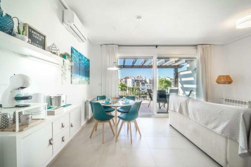 Modern Bright Two Bedroom Apartment With Pool Views - Co1022lt