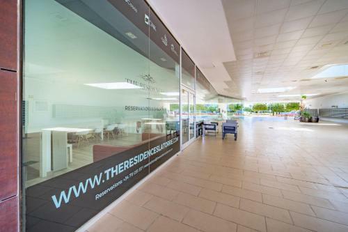 Modern Bright Two Bedroom Apartment With Pool Views - Co1022lt