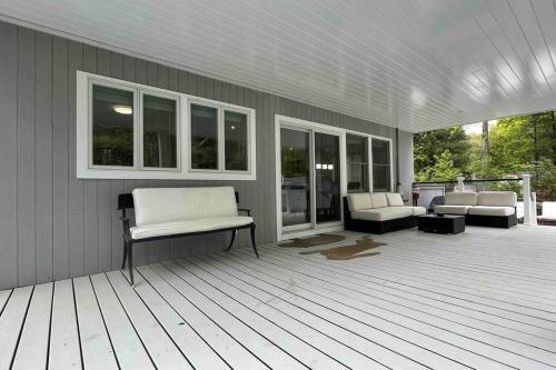 East Hampton Summer Home With Pool & Hot Tub