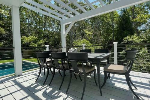 East Hampton Summer Home With Pool & Hot Tub