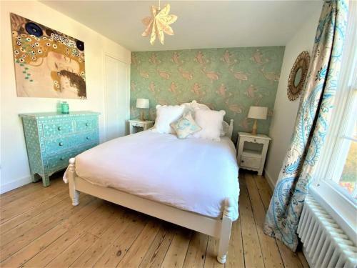 Moonstone Cottage, Moments From The Beach
