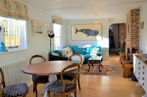 Moonstone Cottage, Moments From The Beach