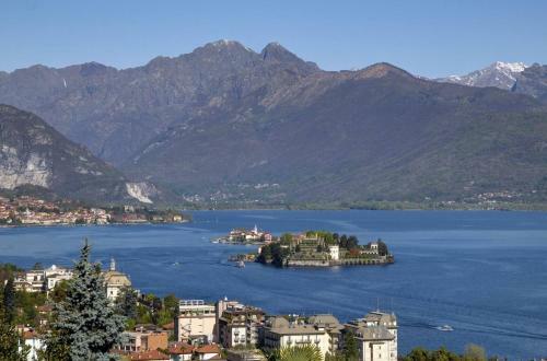 Hostal La Camera Con Vista Lago Al Secondo Piano Della Villa Isabella