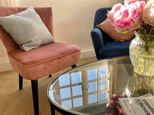 Idyllic Country Retreat With Wow Views & Lush Pool
