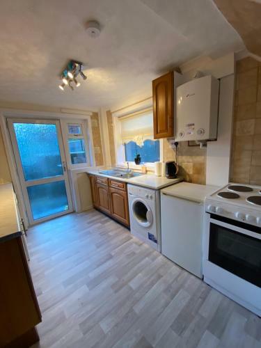 Dunfermline, 2 Bedroom Home With Free Parking