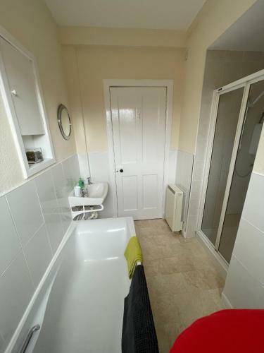 Apartamento 2 Bedroom Ground Floor Flat With Enclosed Gardens