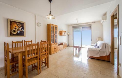 Nice Apartment In Vinar�s With 2 Bedrooms