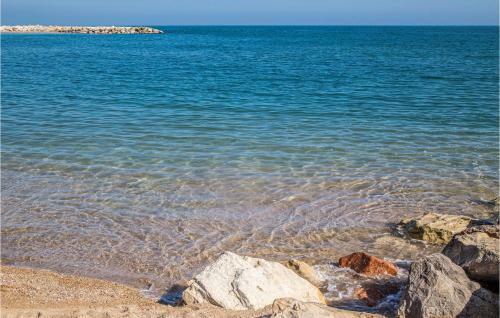 Nice Apartment In Vinar�s With 2 Bedrooms