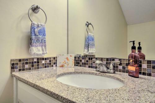 Tree-lined Durham Townhome Close To Parks!