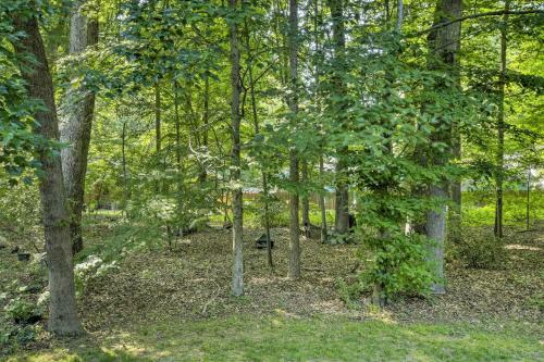Tree-lined Durham Townhome Close To Parks!