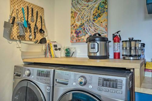 Eclectic Durham Home With Deck Less Than 2 Mi To Dtwn!