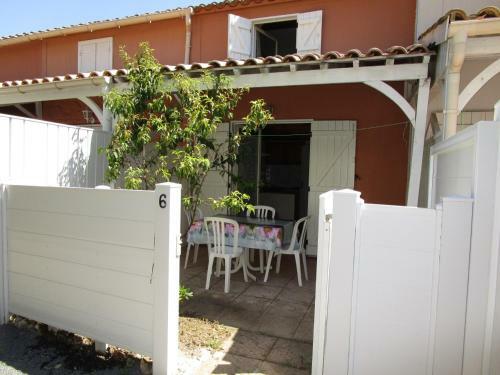 Jolie Villa Mitoyenne Situ�e � 250 M De La Plage