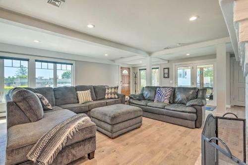 Charming Narragansett Retreat With Coastal View