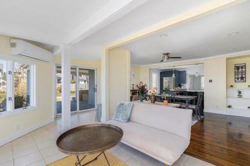 Spacious Coastal Tiverton Waterfront Getaway Cottage