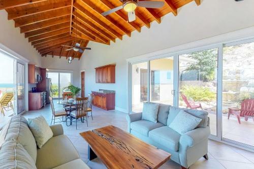 Paradise Villa @coral Views, French Harbour